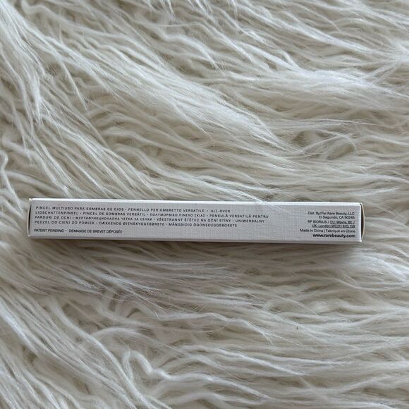 Rare Beauty Stay Vulnerable All-Over Eyeshadow Brush - Picture 10 of 10